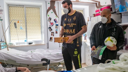 La plantilla de Jaén Paraíso Interior reparte sonrisas e ilusión en el Hospital Materno Infantil de Jaén