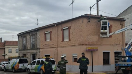La Guardia Civil de Valladolid escolta a operarios de una empresa eléctrica para desconectar enganches ilegales de viviendas ocupadas