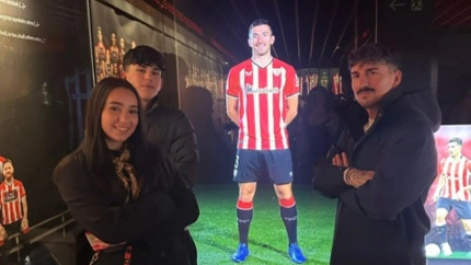 Oscar Vivian ante una imagen de su primo, central del Athletic de Bilbao