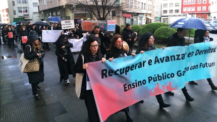 Los manifestantes portaba un "ataúd" a modo simbólico