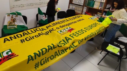 Coag prepara una de las pancartas de la manifestación de este jueves en Bruselas