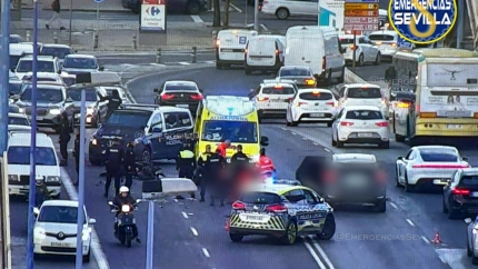 Accidente de tráfico en el Puente del Cristo de la Expiración de Sevilla.