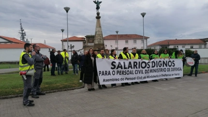 El personal civil concentrado a las puertas del Arsenal Militar de Ferrol