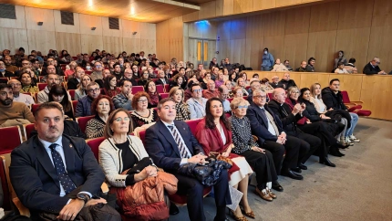 El teatro Mira de Amescua ha acogido el acto público de nombramiento como Hija Predilecta de la Ciudad de Guadix a Rosa Martínez Vera