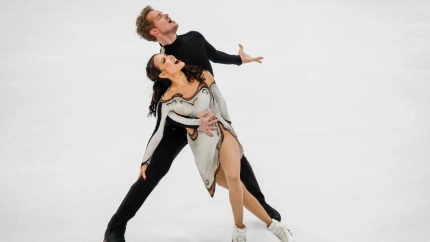 Madison Chock y Evan Bates en una prueba de patinaje artístico
