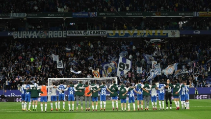 Se busca un partido en paz en la grada del RCDE Stadium.