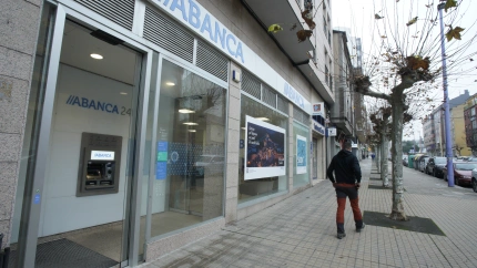 Un hombre encapuchado atraca a punta de pistola un banco en Ponferrada y se lleva 3.000 euros