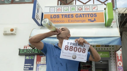 Un lotero de Lanzarote celebra que ha dado el Gordo (archivo)