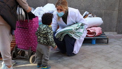 Madrid, 26 de noviembre de 2021. Reparto de comida, mantas y articulos de higiene infantil de la Fundacion Madrina. Foto: Antonio Heredia