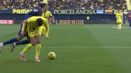 Penalti de Comesaña sobre Raphinha en el Villarreal-Barça