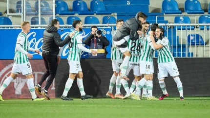 Los jugadores del Córdoba celebran el gol de Sergi Guardiola