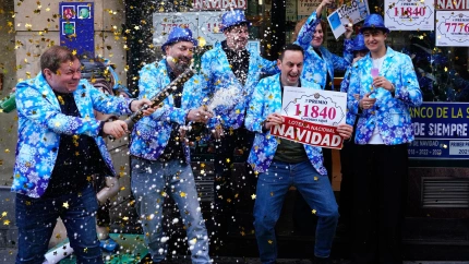 Celebración en 'El Estanco de la Suerte' de Oviedo, durante el sorteo de la Lotería de Navidad de 2024