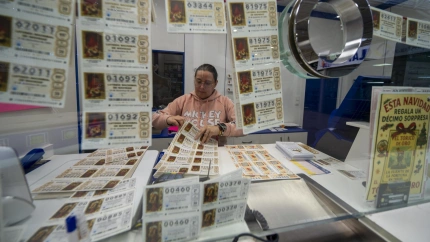 Una lotera, en su administración, con décimos del sorteo de Navidad