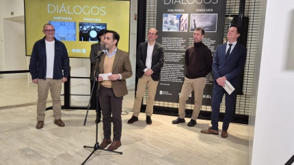 El alcalde de Ferrol presentó la exposición "Diálogos" en Santiago