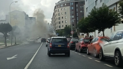 El coche ardió en la carretera de Castilla de Narón