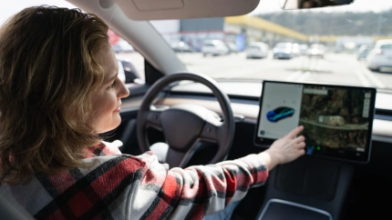 Mujer tocando la pantalla del coche.