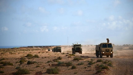 Soldados estadounidenses y las Fuerzas Armadas Reales de Marruecos transportan personal y material de entrenamiento de la Actividad de Apoyo al Entrenamiento en Europa (TSAE) al sitio de construcción de un campo de tiro real cerca de Tan Tan, Marruecos.