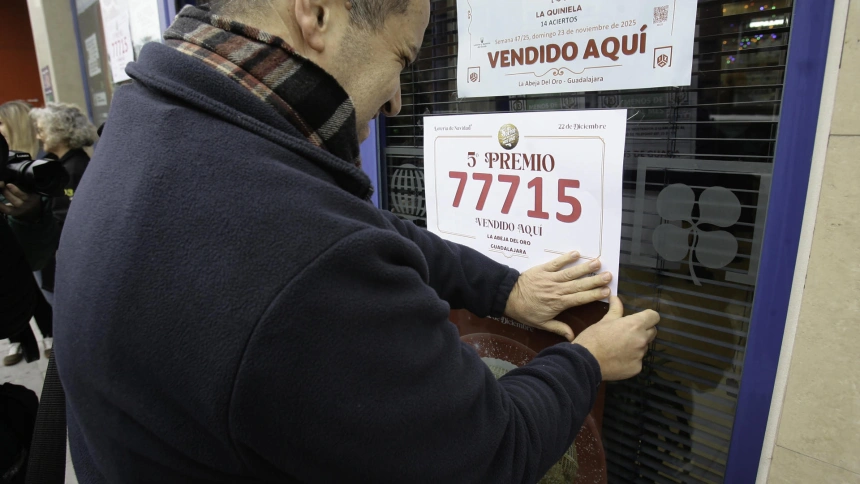 Empleadas de la administración de Loterías de Guadalajara 'La abeja' celebra la venta del número 77.715, un quinto premio de la Lotería de Navidad