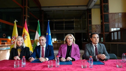 22/12/2025 La consejera de Economía, Hacienda, Fondos Europeos y Diálogo Social, y portavoz del Gobierno de la Junta de Andalucía, Carolina España (2d), acompañada del consejero de Justicia, Administración Local y Función Pública, José Antonio Nieto (1d), firma con Francisco Pedro Rodríguez (2i), presidente de la Diputación de Granada, el convenio de venta del antiguo edificio del Banco de España. A 22 de diciembre de 2025, en Granada (Andalucía, España). En la jornada de hoy, se ha formalizado la venta del antiguo edificio de Banco de España en Granada, por parte de la Junta de Andalucía a la Diputación Provincial por 9,2 millones de euros. Esta enajenación se ubica dentro del plan de la creación de la Ciudad de la Justicia en la capital granadina.POLITICA Arsenio Zurita - Europa Press