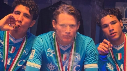 Scott McTominay junto a sus compañeros en la icónica fotografía.