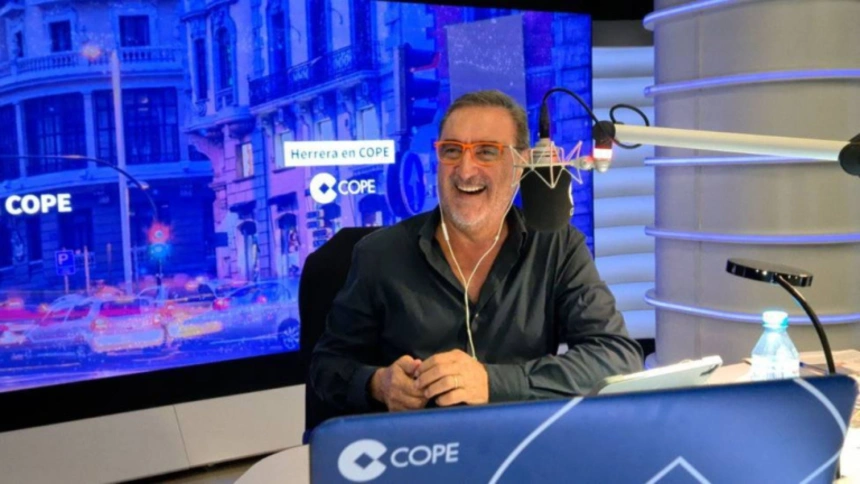 Carlos Herrera riéndose