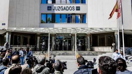 Periodistas de diferentes medios de comunicación esperan ante los Juzgados de Plaza de Castilla