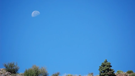 La razón científica por la que vemos la Luna a plena luz del día, pero nunca vemos las estrellas