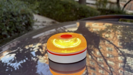 Baliza V16 encendida encima de un vehículo