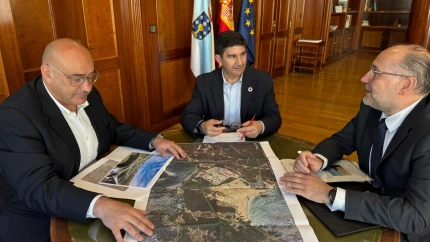 Reunión entre el alcalde de Valdoviño, el delegado del Gobierno en Galicia y el jefe provincial de Costas en Coruña