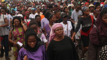 Fieles católicos en el área de Ikeja de Lagos, representando a Jesucristo, representan la crucifixión y muerte de Jesucristo en conmemoración del Viernes Santo.