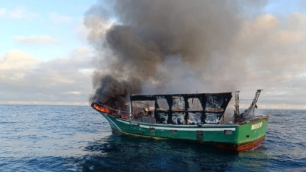 Pesquero incendiado frente a la costa asturiana