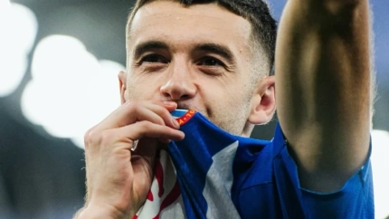 Joan García se besa el escudo del Espanyol, semanas antes de irse al Barcelona.