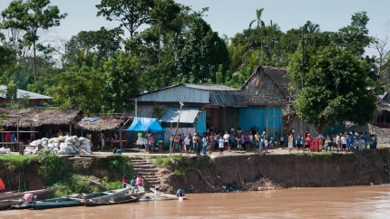 Pobladores locales se reunieron en un concurrido puerto en el río Marañón de la Amazonía peruana