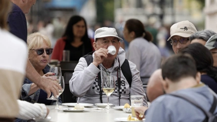 Un hombre tomando un café en la zona del Oviedo Antiguo
