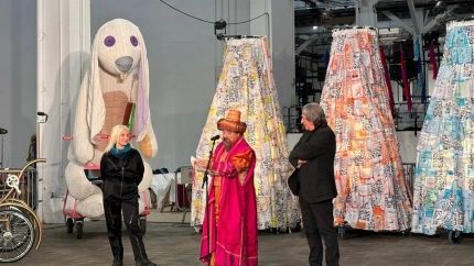 El paje Gregori junto al concejal Xavier Marcé y la directora de la Cabalgata Barbarana PonsLos Reyes Magos llegarán este lunes al Portal de la Pau de Barcelona a bordo de las Golondrinas, las clásicas embarcaciones del Puerto, donde serán recibidos por el alcalde, Jaume Collboni, lo que dará inicio a la Cabalgata, que contará con un espectáculo renovado.POLITICA