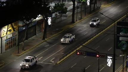 Las fuerzas del orden patrullan las calles de Carazas sin luz este sábado tras haberse registrado varias detonaciones y explosiones en la madrugada