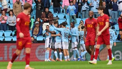 Los jugadores del Celta celebran el primer gol de Borja Iglesias ante el Valencia