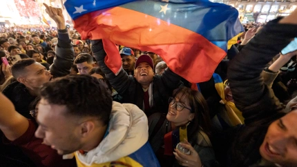Cientos de venezolanos se han reunido este sábado durante varias horas en la Puerta del Sol