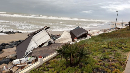 Vecinos de Matalascañas temen por sus casas después de que el temporal haya destrozado el paseo marítimo