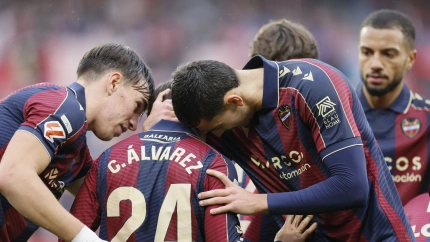 Los jugadores del Levante celebran el gol de Carlos Álvarez ante el Sevilla
