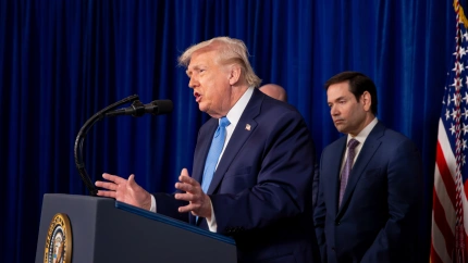 El presidente de Estados Unidos, Donald Trump, habla en una conferencia de prensa en el club Mar-a-Lago en Palm Beach