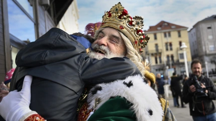 Melchor se funde en un abrazo con un niño, a su llegada a Gijón