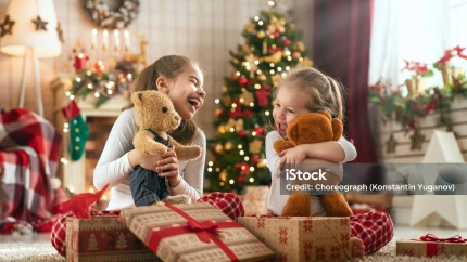 Niñas abriendo regalos el día de Reyes