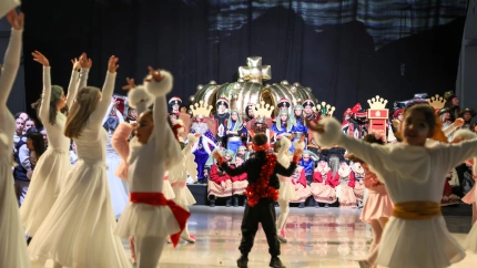 Niños interpretan una coreografía ante los Reyes Magos en la cabalgata estática por la lluvia