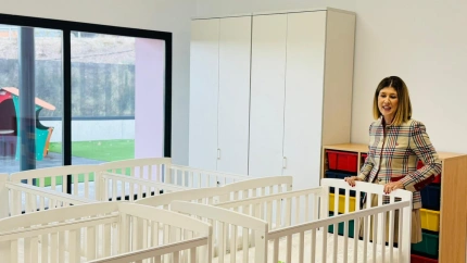 La concejala Rosa Medina en una sala con cunas para bebés de la escuela infantil San Antonio