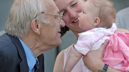 Un abuelo en el bautizo de su nieta