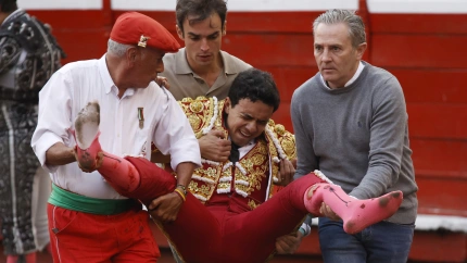 Juan de Castilla siendo conducido a la enfermería tras ser corneado en Manizales