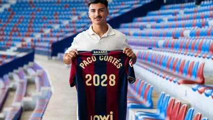 Paco Cortés posa con la camiseta del Levante UD
