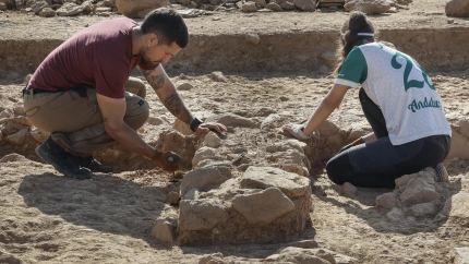 Dos jóvenes trabajan en las excavaciones en el yacimiento tartesio de Tejada la Vieja, en Escacena (Huelva)
