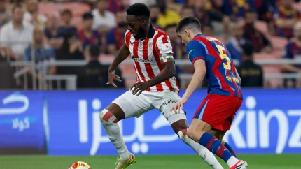 Iñaki Williams pelea ante Cubarsí durante la semifinal entre el Athletic y el Barcelona en la Supercopa de España